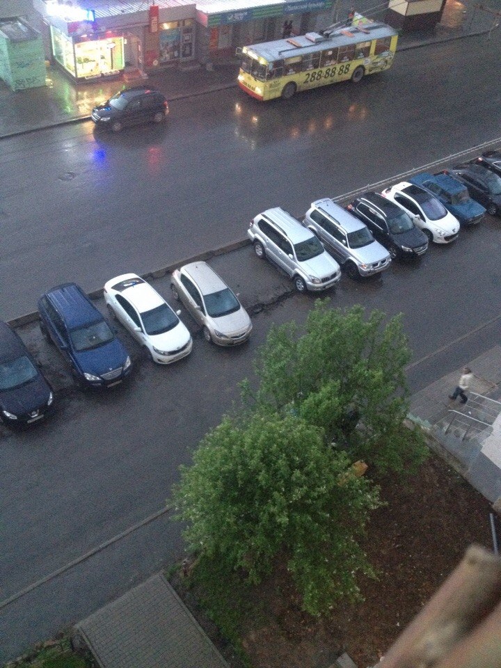 В Екатеринбурге автомобилисты вырыли бордюры, чтобы парковаться на тротуаре - Фото 2