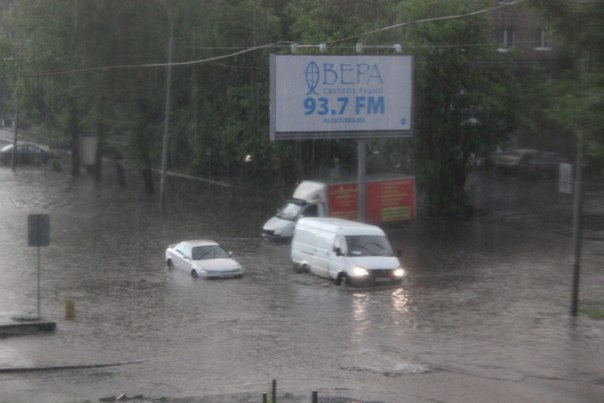 «Ужас, у машин скрывает колеса». Сильные дожди превратили центр Екатеринбурга в реку. ФОТО - Фото 5
