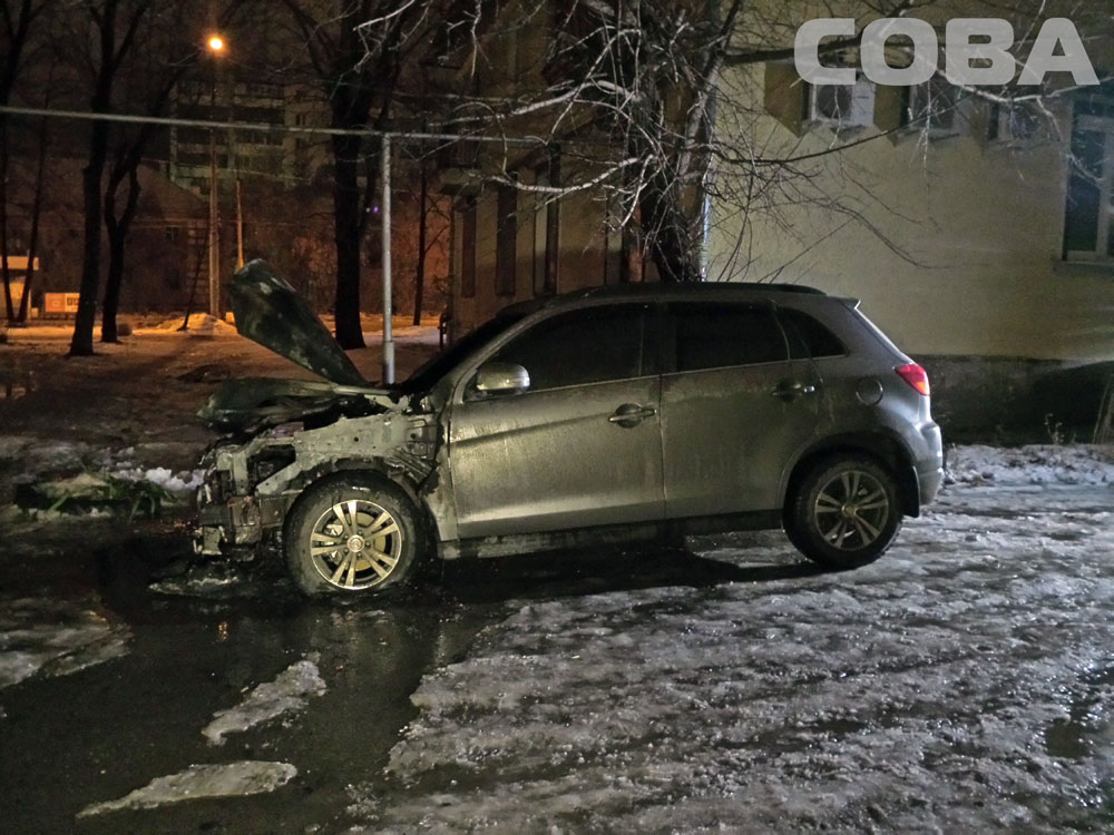 В одном из дворов Эльмаша ночью сгорел Mitsubishi ASX - Фото 2