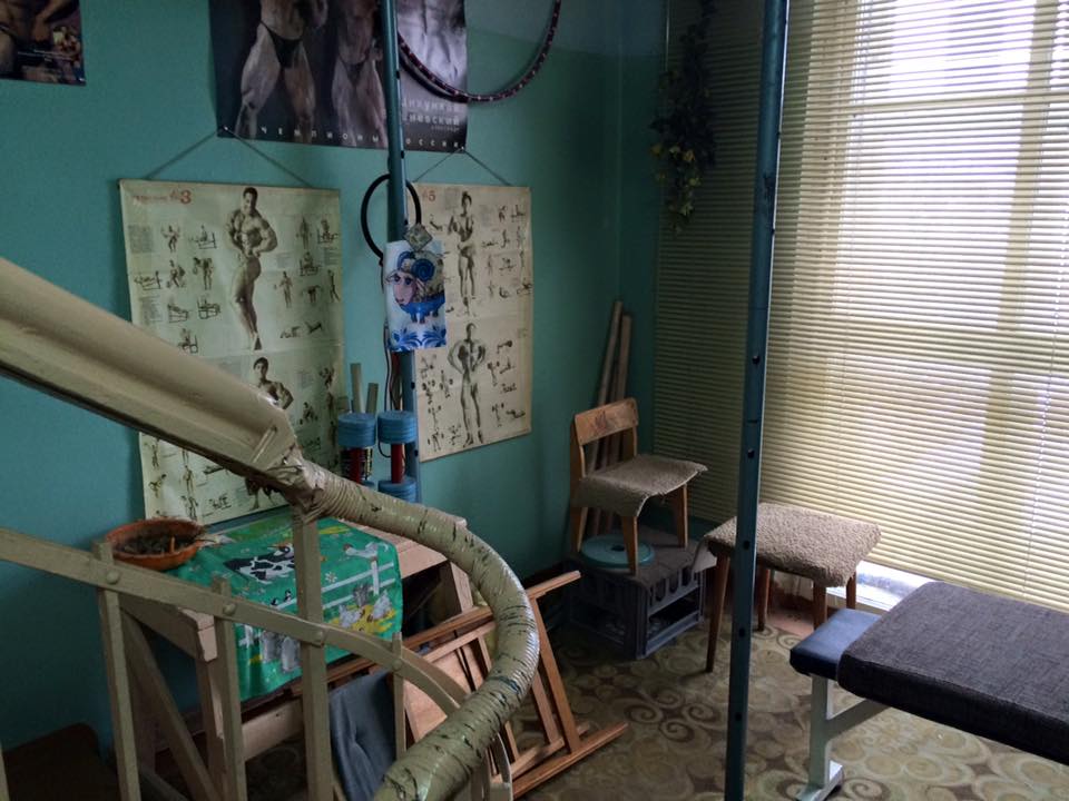 Конкурс добрых дел: жительница Екатеринбурга открыла спортзал на лестничной площадке - Фото 2