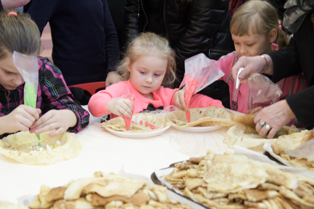 В Екатеринбурге построили уральскую деревню из блинов - Фото 3