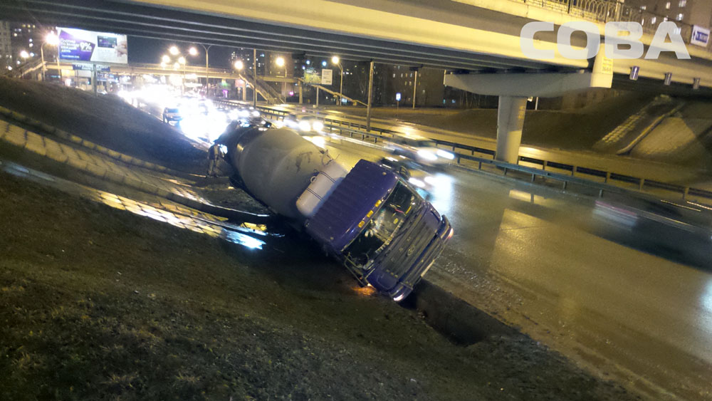 На улице Токарей перевернулся цементовоз - Фото 3