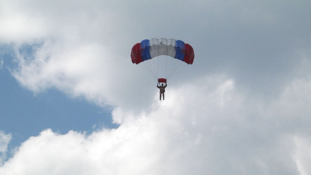 Завершился первый этап на Кубок командующего войсками ЦВО по парашютному спорту на точность приземления - Фото 2