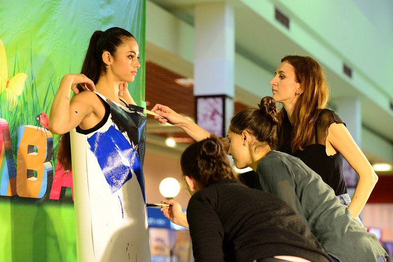 В Екатеринбурге десятки моделей примерили бумажную одежду - Фото 2