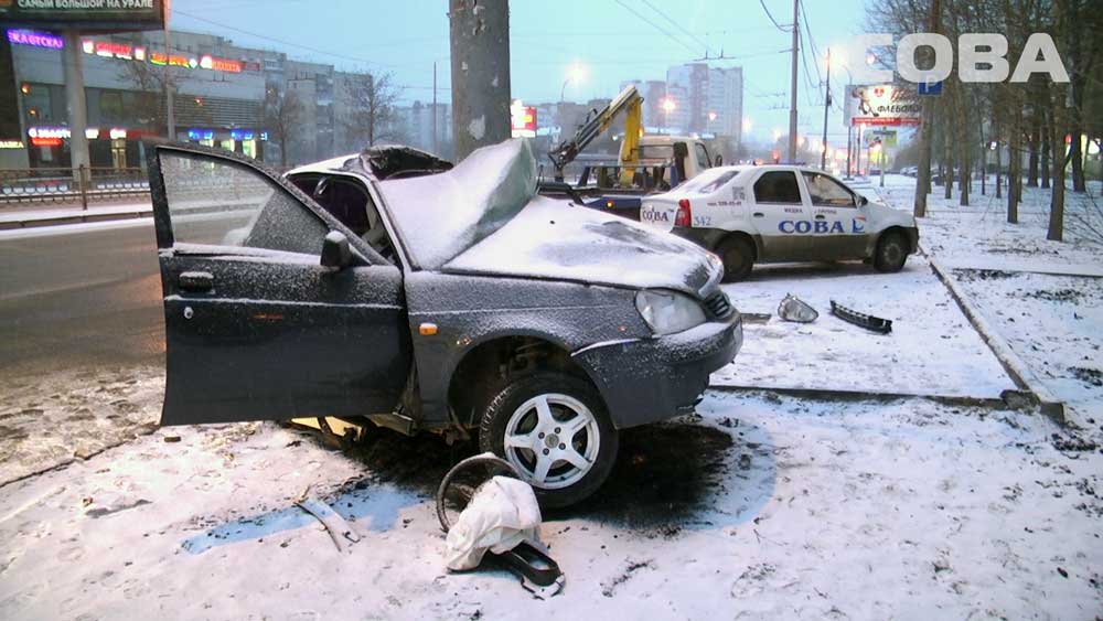 Авария Лада Приора и столб