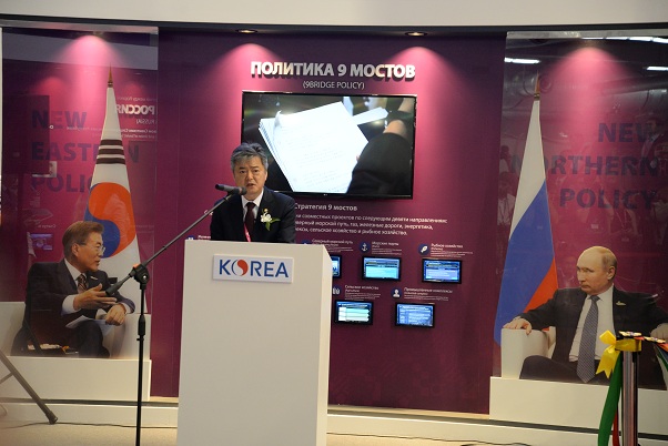 Корейские министры показали Мантурову самые ходовые модели Hyundai и привезли россиянам свои сериалы. ФОТО - Фото 3