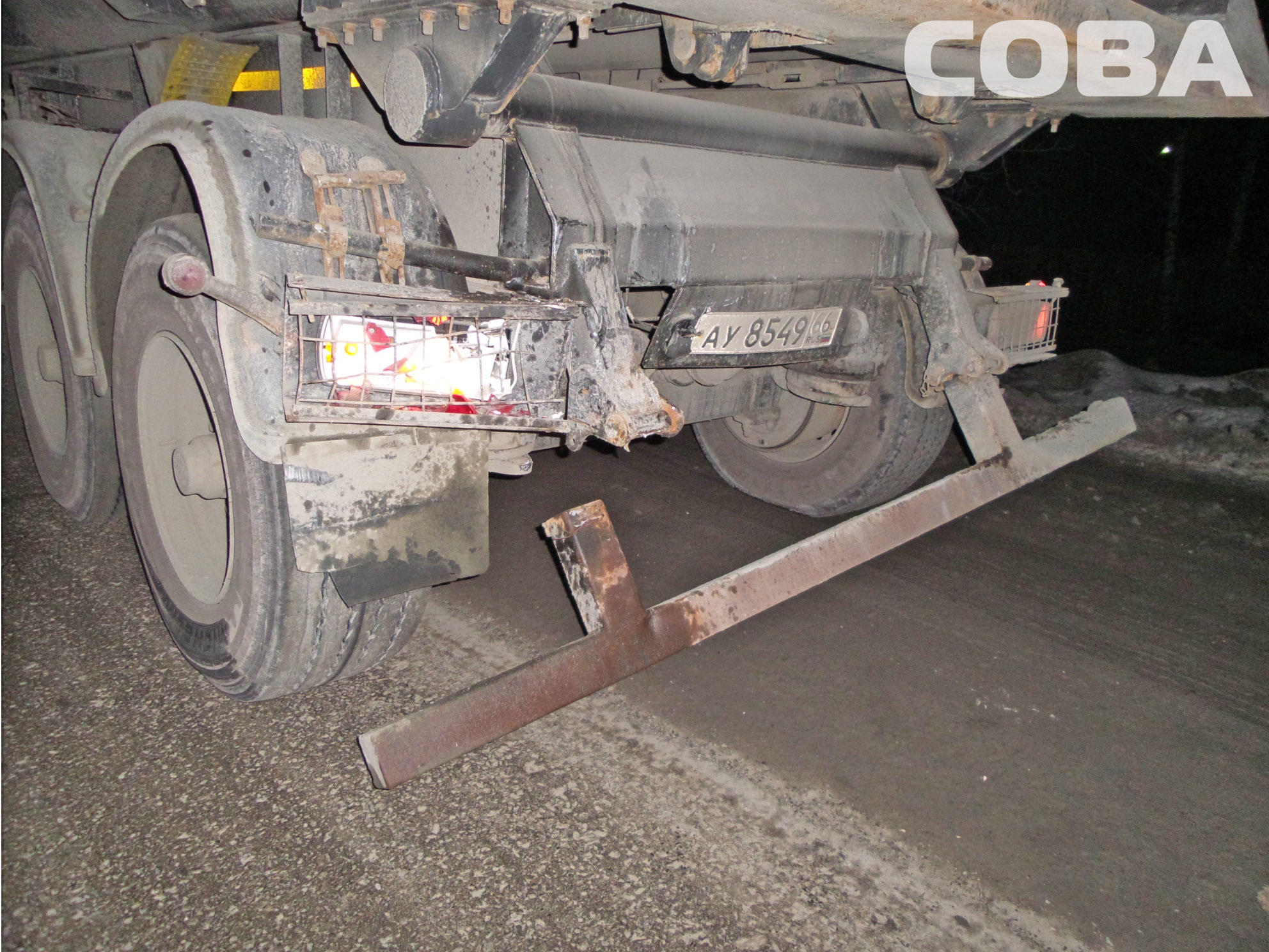 На Челябинском тракте задремавший водитель Mitsubishi угодил под  прицеп длинномера - Фото 3