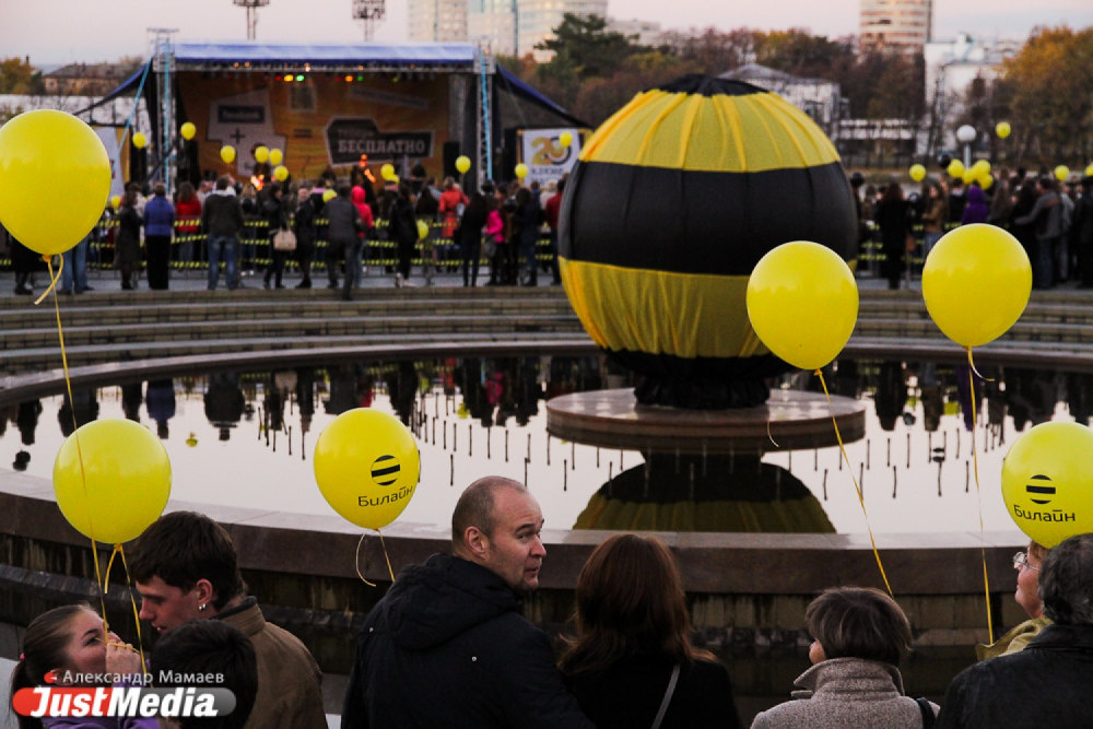 Полосатый шар-фонтан, «Uma2rmaH» и огромная «симка»: «Билайн» отметил двойной праздник концертом и флешмобом - Фото 3