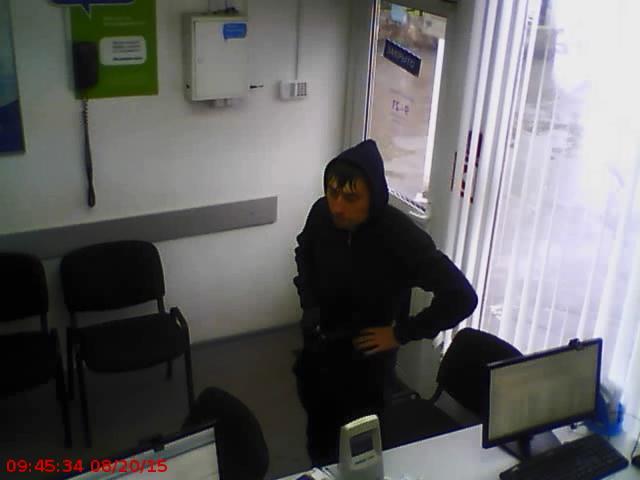 Екатеринбургские полицейские разыскивают грабителя, напавшего с кухонным ножом на пункт микрозаймов - Фото 2