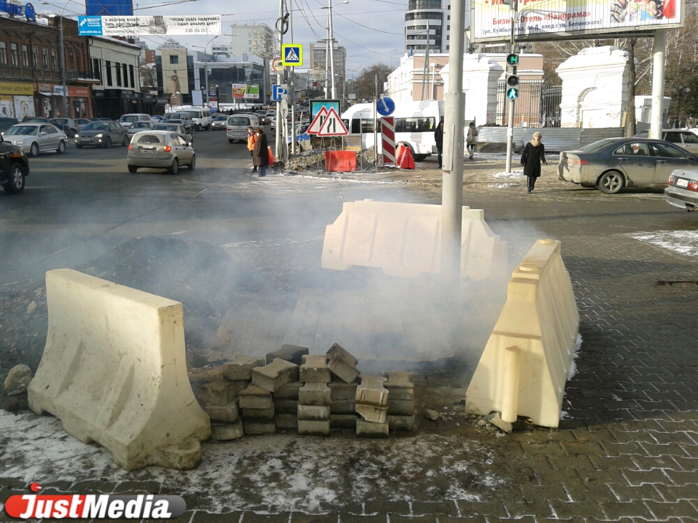 Неужели торф? В центре города  из-за подземного пожара пострадал светофор - Фото 3