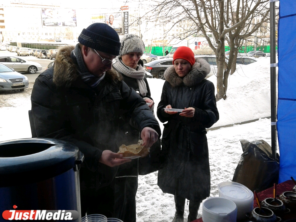 Аттракцион неслыханной щедрости: «Банк24.ру» сегодня бесплатно напечет 24 килограмма блинов для горожан - Фото 3