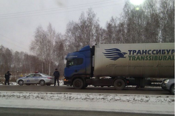 Уральские дальнобойщики поддержали всероссийскую акцию протеста, парализовав движение на ЕКАДе. ФОТО - Фото 3