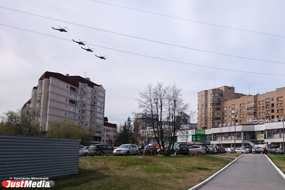 Над центром Екатеринбурга пронеслись истребители и вертолеты. ФОТО - Фото 3