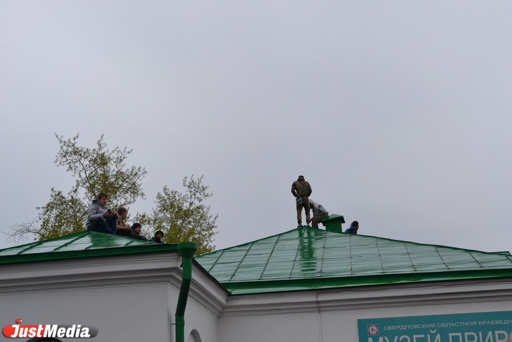 Уроки патриотизма. На параде Победы уральцы вместе с детьми залезали на крыши и деревья, чтобы увидеть технику - Фото 5