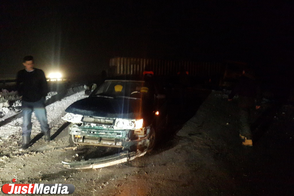На Серовском тракте длинномер, схлестнувшись с тремя легковушками, чуть не вылетел с моста - Фото 2