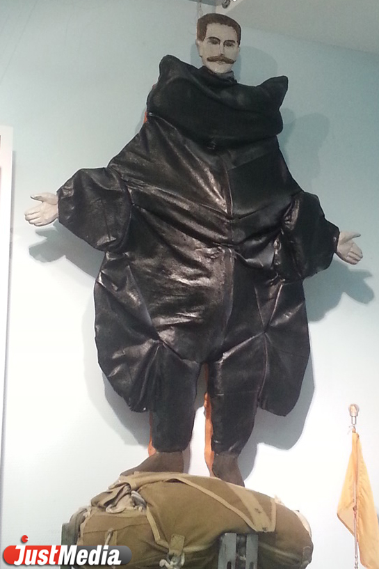 Портреты убийц, настенный спецназ и «Хемингуэй» от Федорченко. «Ночь музеев» глазами JustMedia.ru - Фото 4