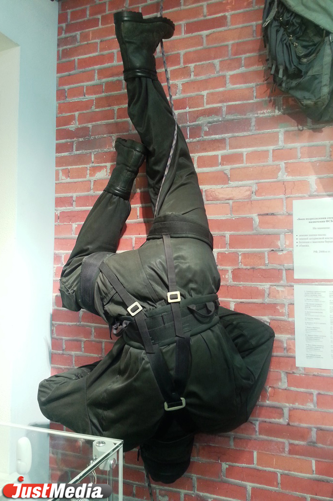 Портреты убийц, настенный спецназ и «Хемингуэй» от Федорченко. «Ночь музеев» глазами JustMedia.ru - Фото 3