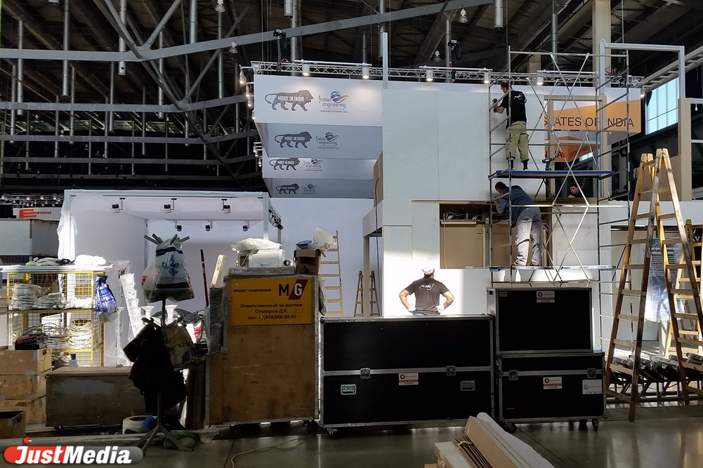 Инновационные экскаваторы и трамваи, стенд-стадион и Таганский ряд. Как выглядит ИННОПРОМ-2016 за три дня до открытия. ФОТО - Фото 2