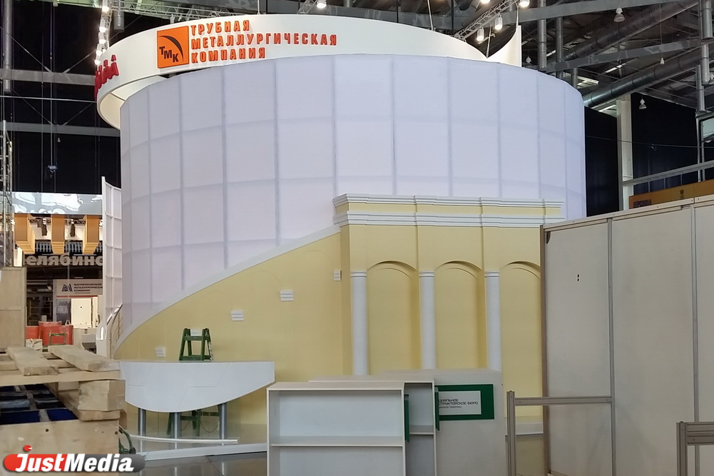 Инновационные экскаваторы и трамваи, стенд-стадион и Таганский ряд. Как выглядит ИННОПРОМ-2016 за три дня до открытия. ФОТО - Фото 6