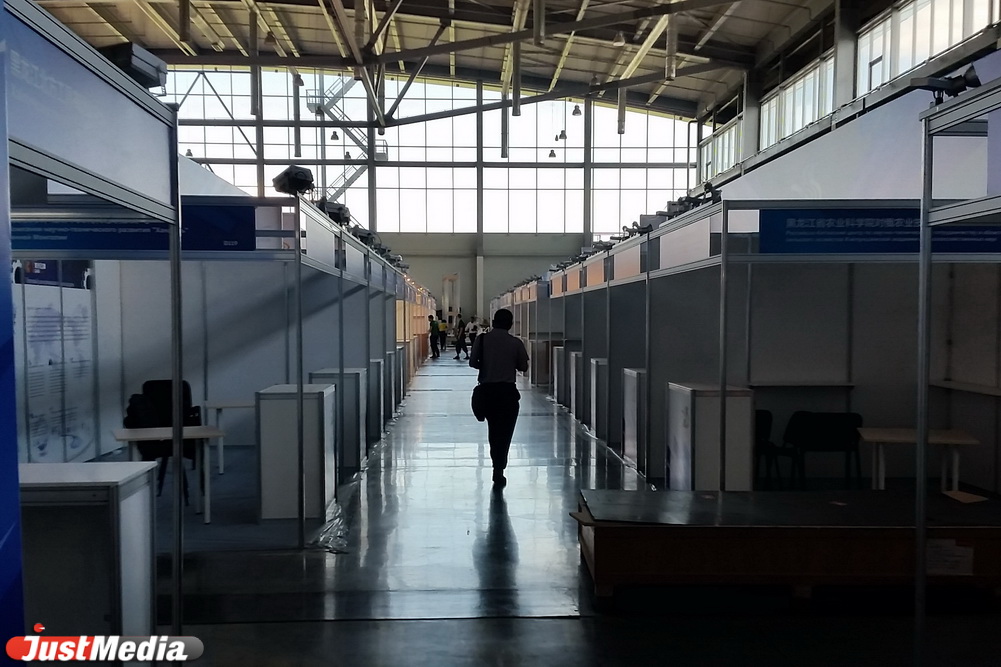 Инновационные экскаваторы и трамваи, стенд-стадион и Таганский ряд. Как выглядит ИННОПРОМ-2016 за три дня до открытия. ФОТО - Фото 3