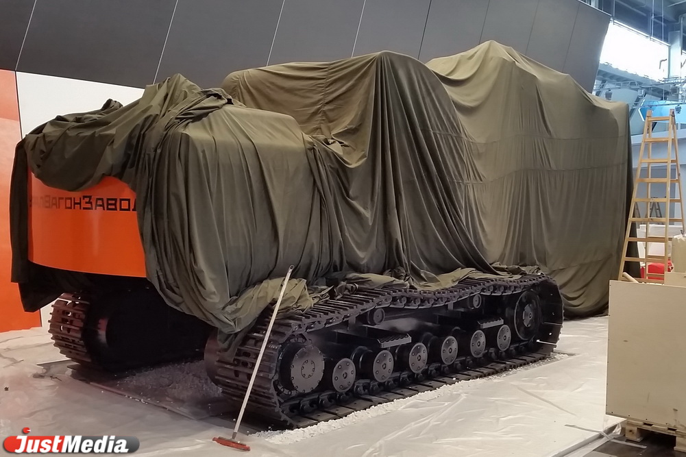 Инновационные экскаваторы и трамваи, стенд-стадион и Таганский ряд. Как выглядит ИННОПРОМ-2016 за три дня до открытия. ФОТО - Фото 4