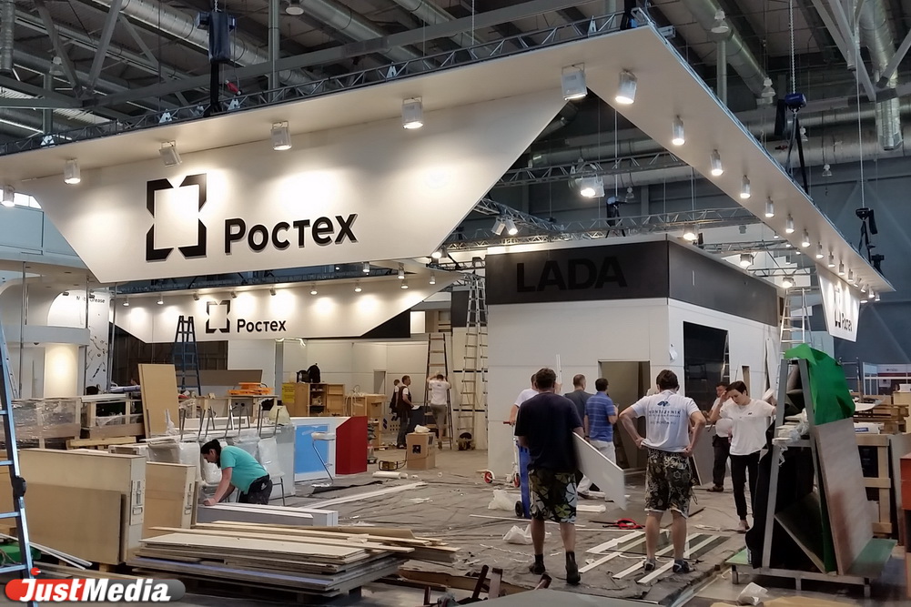 Инновационные экскаваторы и трамваи, стенд-стадион и Таганский ряд. Как выглядит ИННОПРОМ-2016 за три дня до открытия. ФОТО - Фото 5