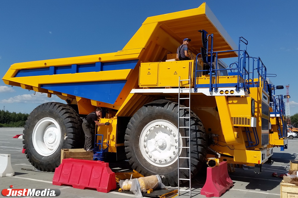 Инновационные экскаваторы и трамваи, стенд-стадион и Таганский ряд. Как выглядит ИННОПРОМ-2016 за три дня до открытия. ФОТО - Фото 7