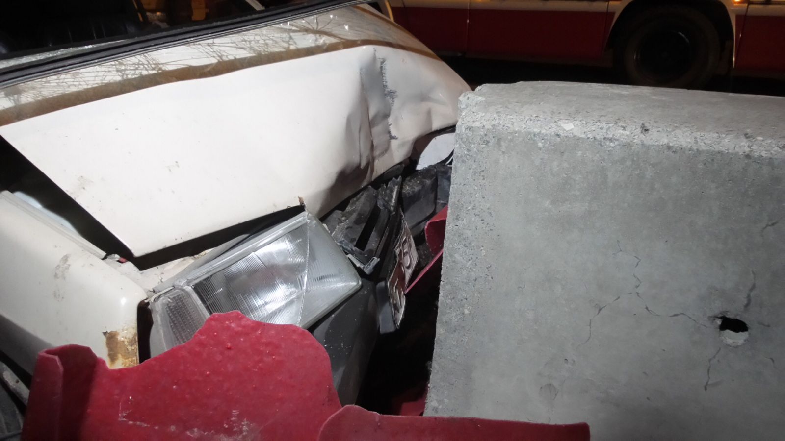 На Кольцовском тракте «Лада» врезалась в бетонное ограждение - Фото 2