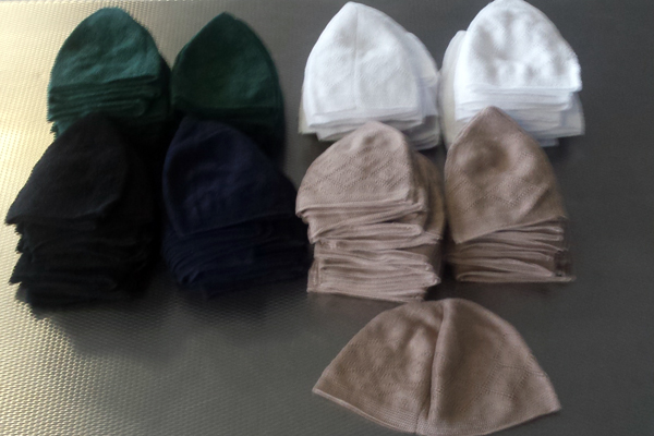 Таможенники изъяли в Кольцово 97 тюбетеек и 259 четок - Фото 2