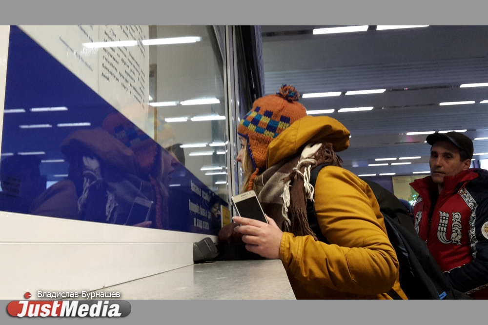Языковой тупик! Билетные кассиры на вокзалах Екатеринбурга при встрече с иностранцем пускают в ход жесты и записки. ВИДЕО - Фото 7