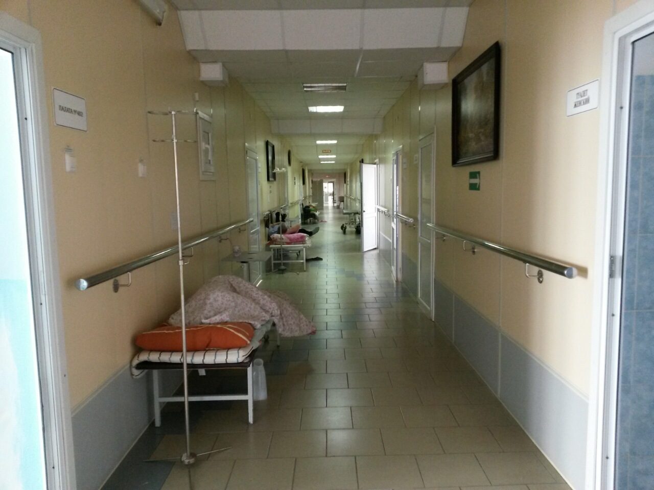 Пациенты в коридорах и работающие на износ медсестры. Медики сравнивают ситуацию в больнице Ирбита со Второй мировой войной. ФОТО - Фото 2