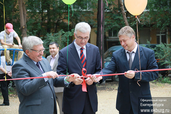Администрация города и УК «Фонд Радомир» открывают детские площадки для детей-инвалидов - Фото 2