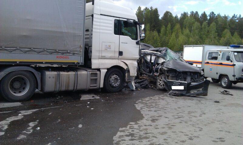 На Серовском тракте водитель Audi, выезжая с парковки кафе, угодил под тягач. Погибла пассажирка кроссовера - Фото 3