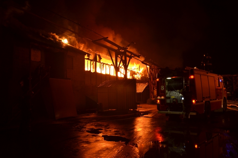 Мебельный цех и склады на Вторчермете тушили 39 пожарных машин - Фото 2