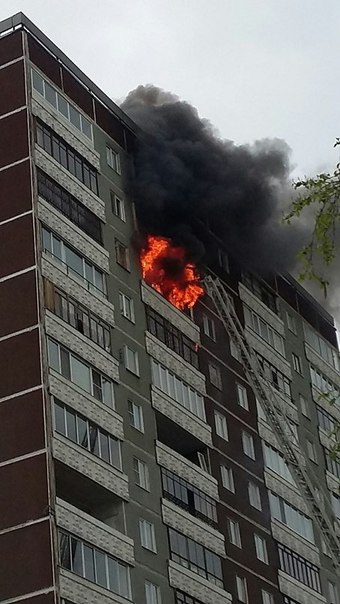 На ЖБИ сильный пожар в шестнадцатиэтажке. Идет эвакуация людей и горящего подъезда - Фото 2