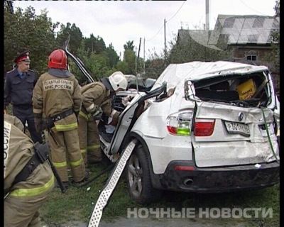 В Екатеринбурге девушка на иномарке врезалась в крышу дома и погибла на месте - Фото 2