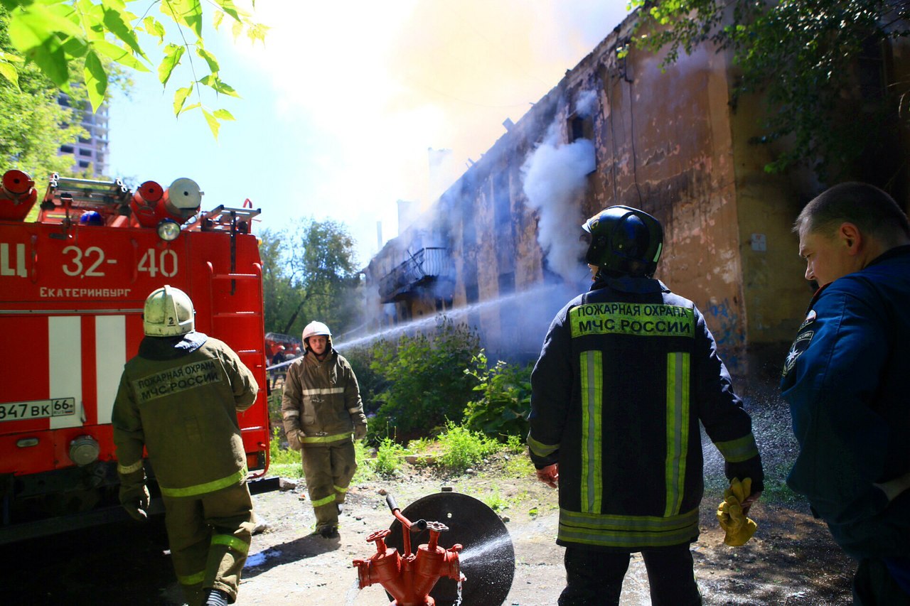 Не вовремя загорелось. На Белинского полыхает заброшенное здание, а пожарные не имеют доступа к воде - Фото 4