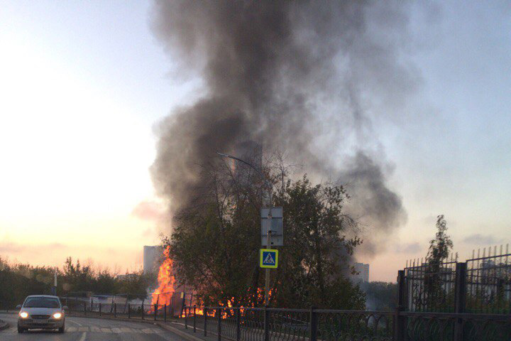 Все в огне: в центре Екатеринбурга горит лодочная станция. ФОТО - Фото 4