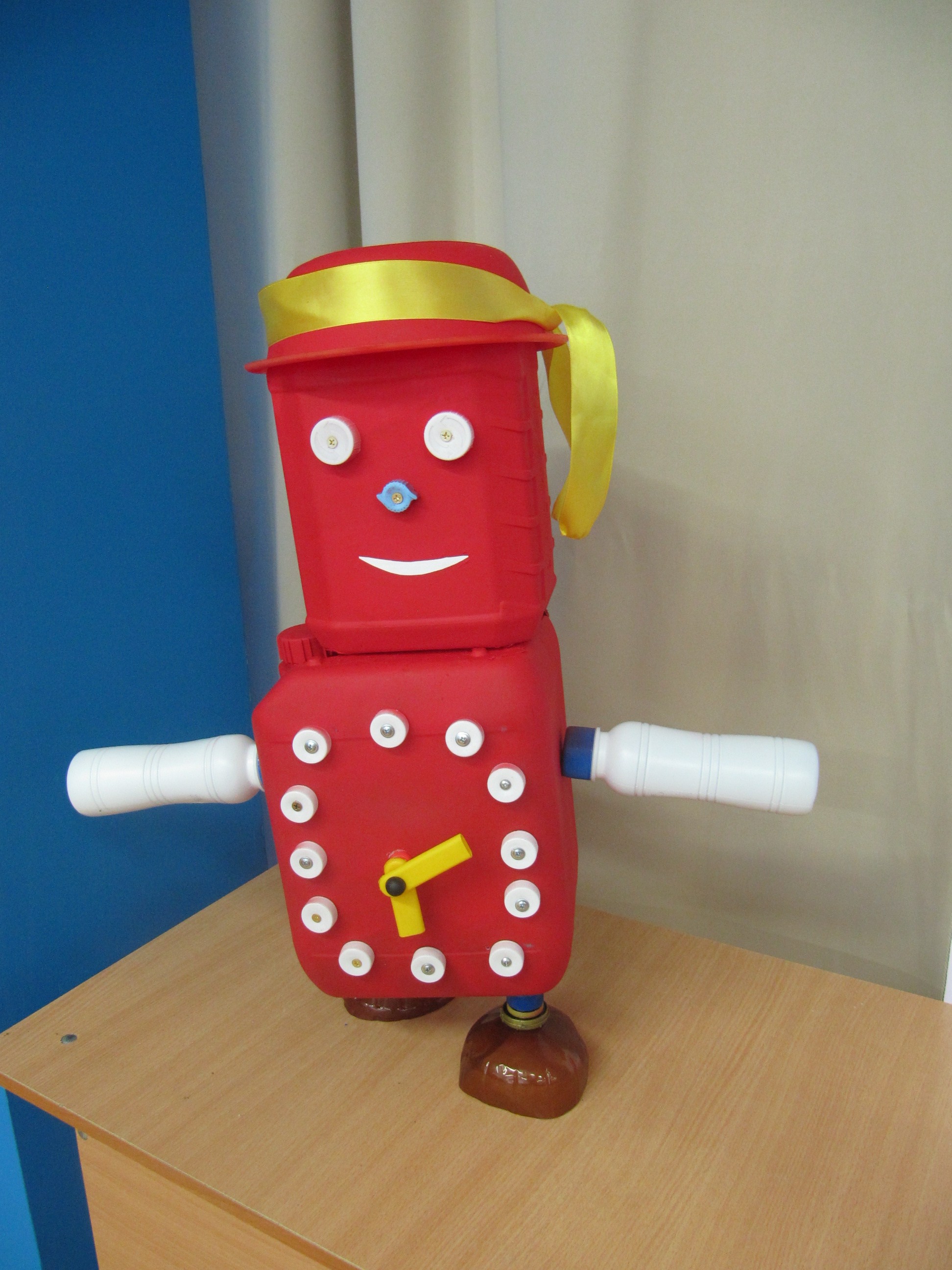 Лошадь с леопардовым окрасом и робот-часы. Екатеринбург выбрал мусорные шедевры - Фото 2