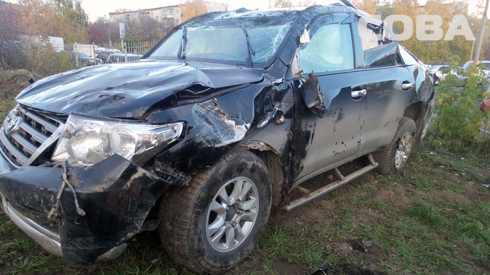 На Вторчермете Land Cruiser перевернулся и повис на заборе - Фото 3