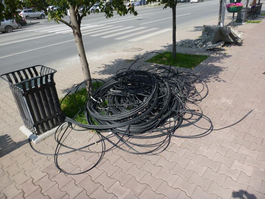 Война администрации и провайдеров мешает автомобилистам: падающие провода превратились в сетку над проезжей частью - Фото 3