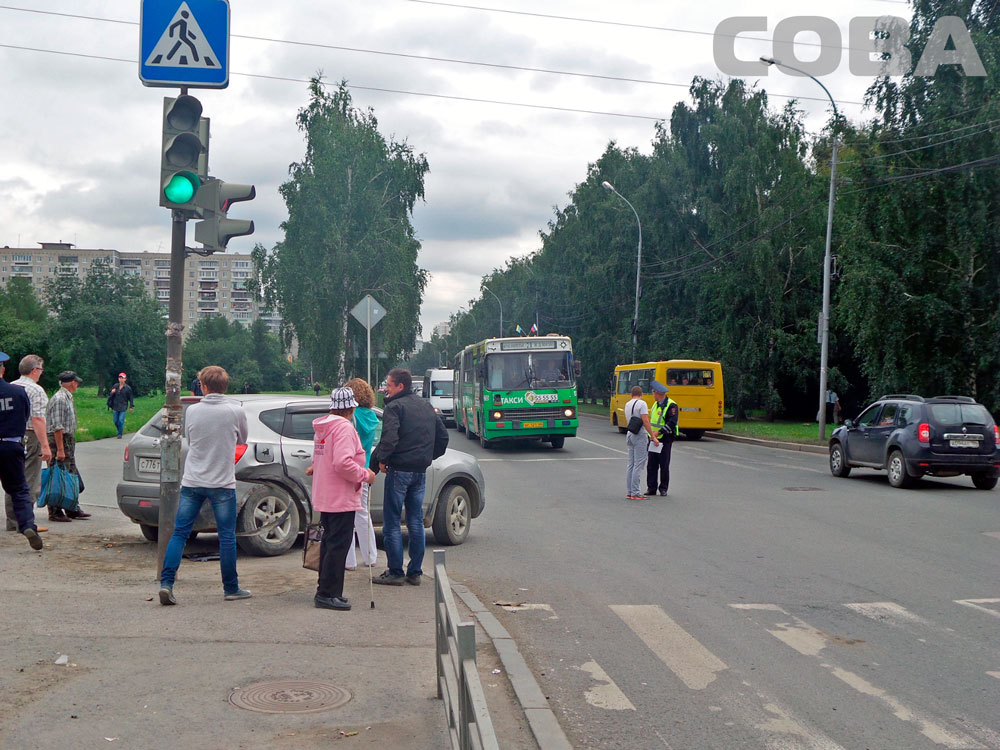 Из-за самоуверенной автоледи на Ниссане водитель Нексии вылетел на остановку. ФОТО - Фото 4