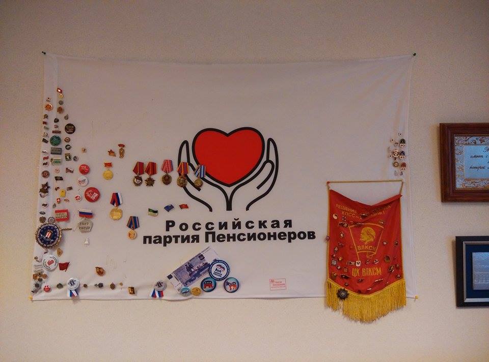 Дартс, биография деда, плакаты из Вьетнама и пожелание от «Песняров». Областные депутаты рассказали, чем украшают стены своих кабинетов. ФОТО - Фото 9