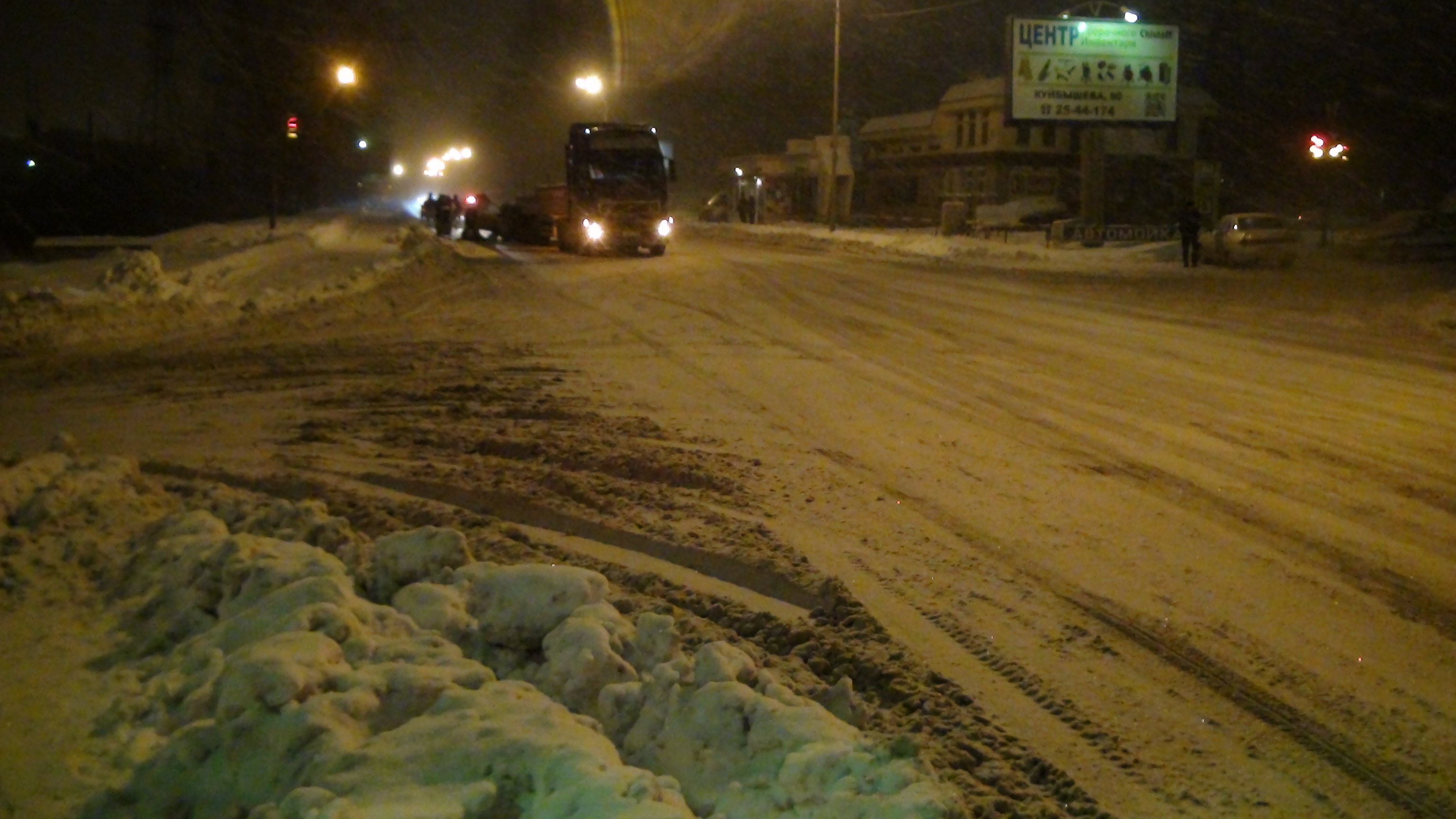 На Эльмаше Ниссан залетел под грузовик. Водитель погиб на месте ДТП - Фото 2