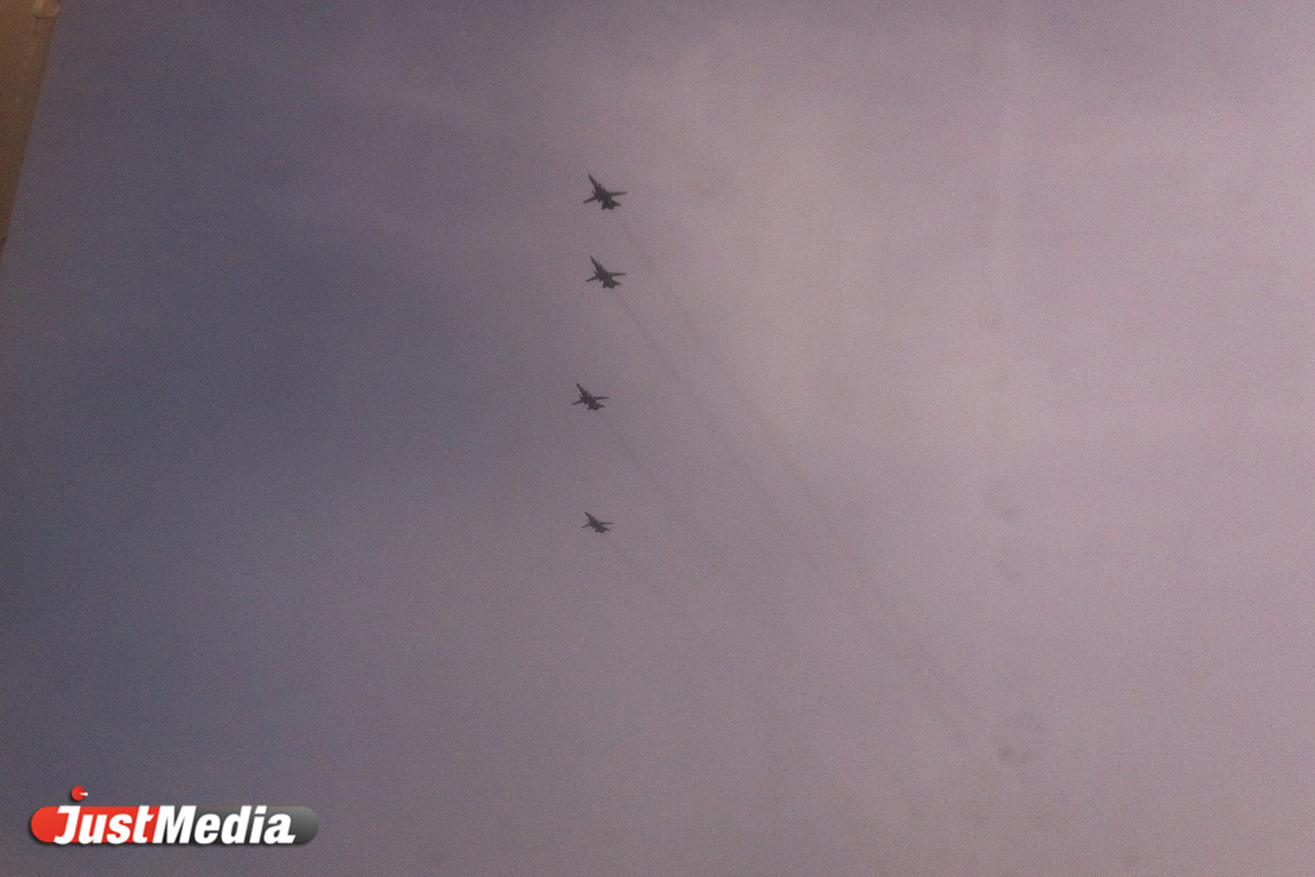 Над центром Екатеринбурга пронеслись истребители и вертолеты. ФОТО - Фото 5