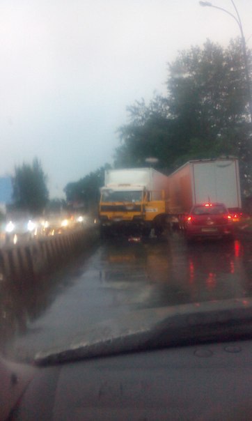 В Екатеринбурге КАМАЗ протаранил несколько легковушек. Виновник ДТП сбежал - Фото 3