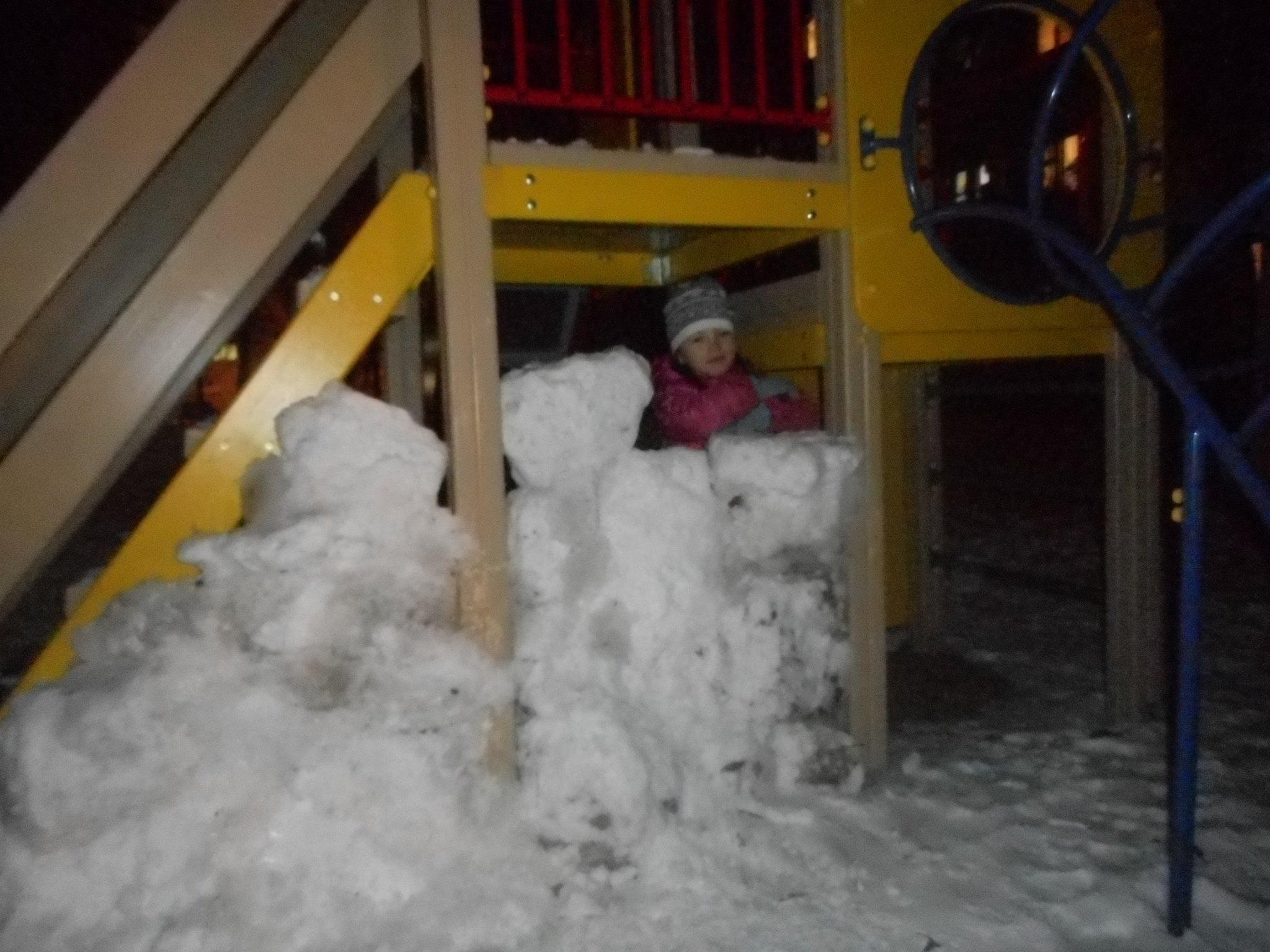 Конкурс добрых дел: екатеринбургский журналист и его семилетняя дочка строят во дворе снежный Камелот - Фото 4