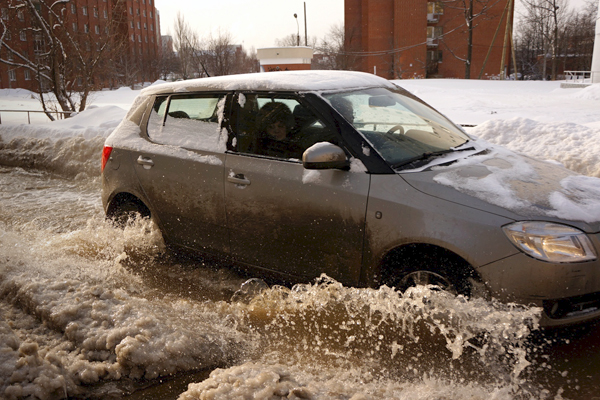 В Екатеринбурге возле педуниверситета залило холодной водой проезжую часть - Фото 4