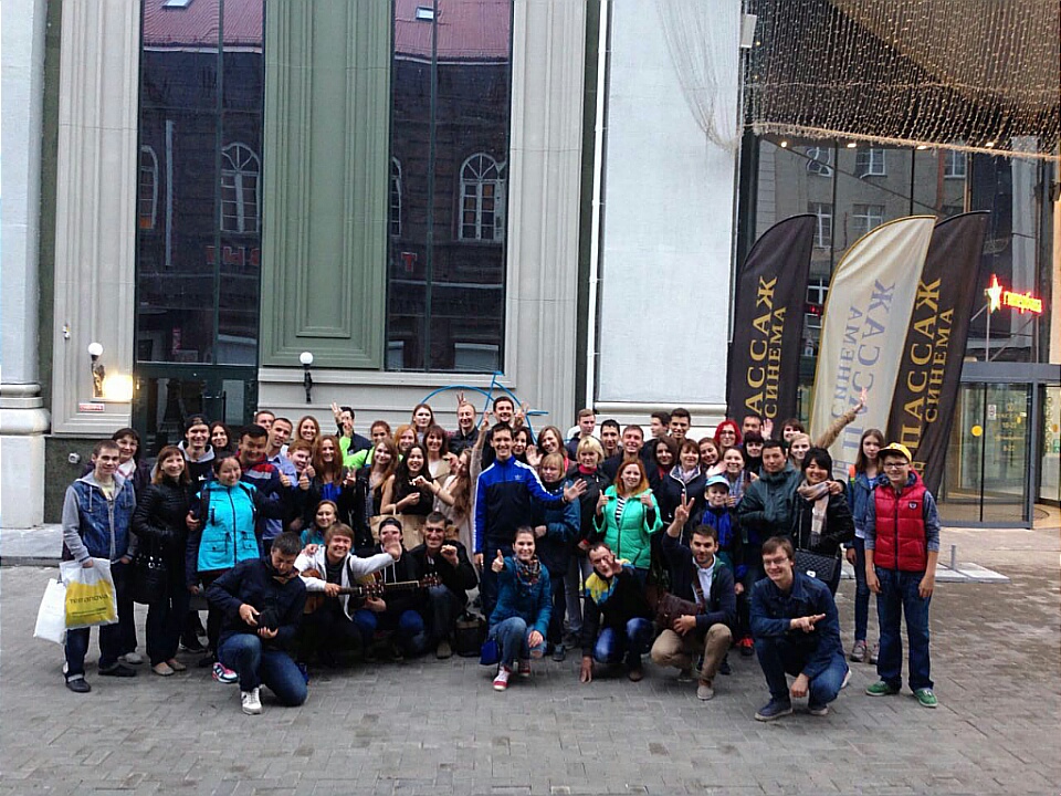 Тысяча екатеринбуржцев сделала селфи на фоне «Пассажа»  - Фото 5