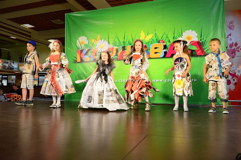 В Екатеринбурге десятки моделей примерили бумажную одежду - Фото 3